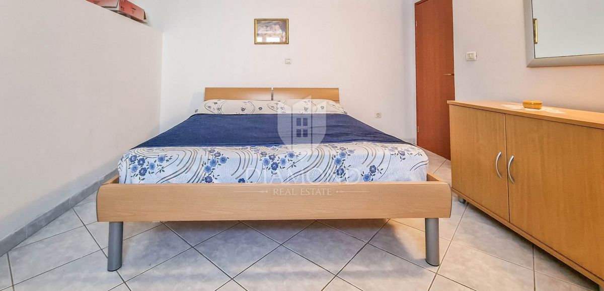 Novigrad, lepo stanovanje v pritličju blizu mesta in morja!