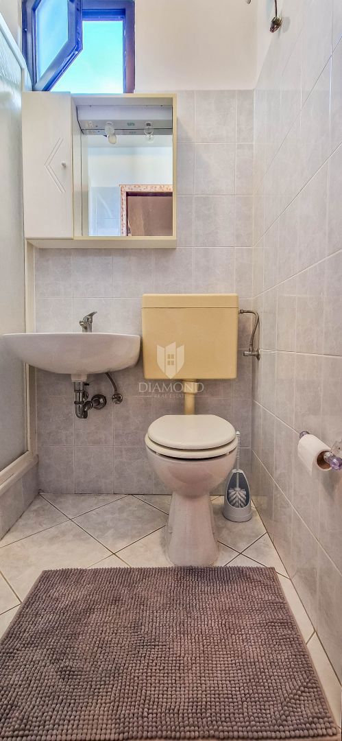 Novigrad, lepo stanovanje v pritličju blizu mesta in morja!