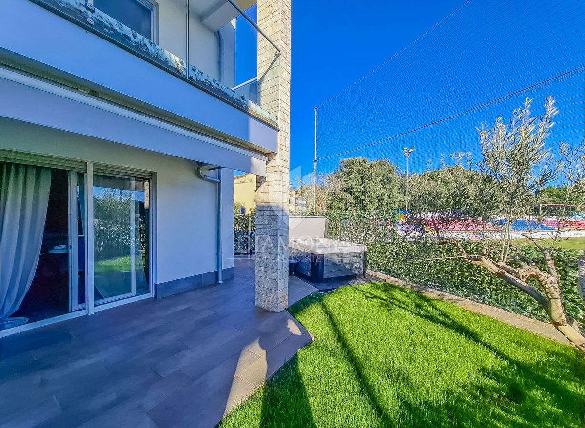 Priložnost! Novigrad, stanovanje v pritličju z vrtom, 1. vrsta do morja!