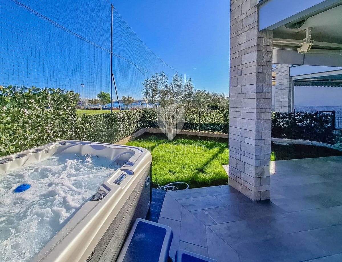 Priložnost! Novigrad, stanovanje v pritličju z vrtom, 1. vrsta do morja!