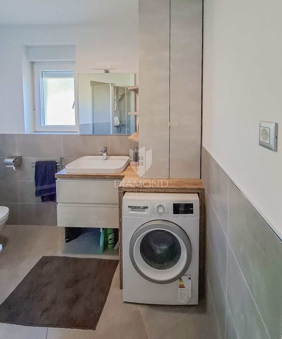 Priložnost! Novigrad, stanovanje v pritličju z vrtom, 1. vrsta do morja!