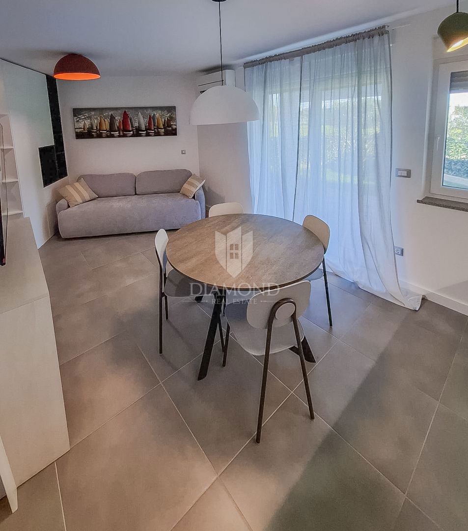 Priložnost! Novigrad, stanovanje v pritličju z vrtom, 1. vrsta do morja!