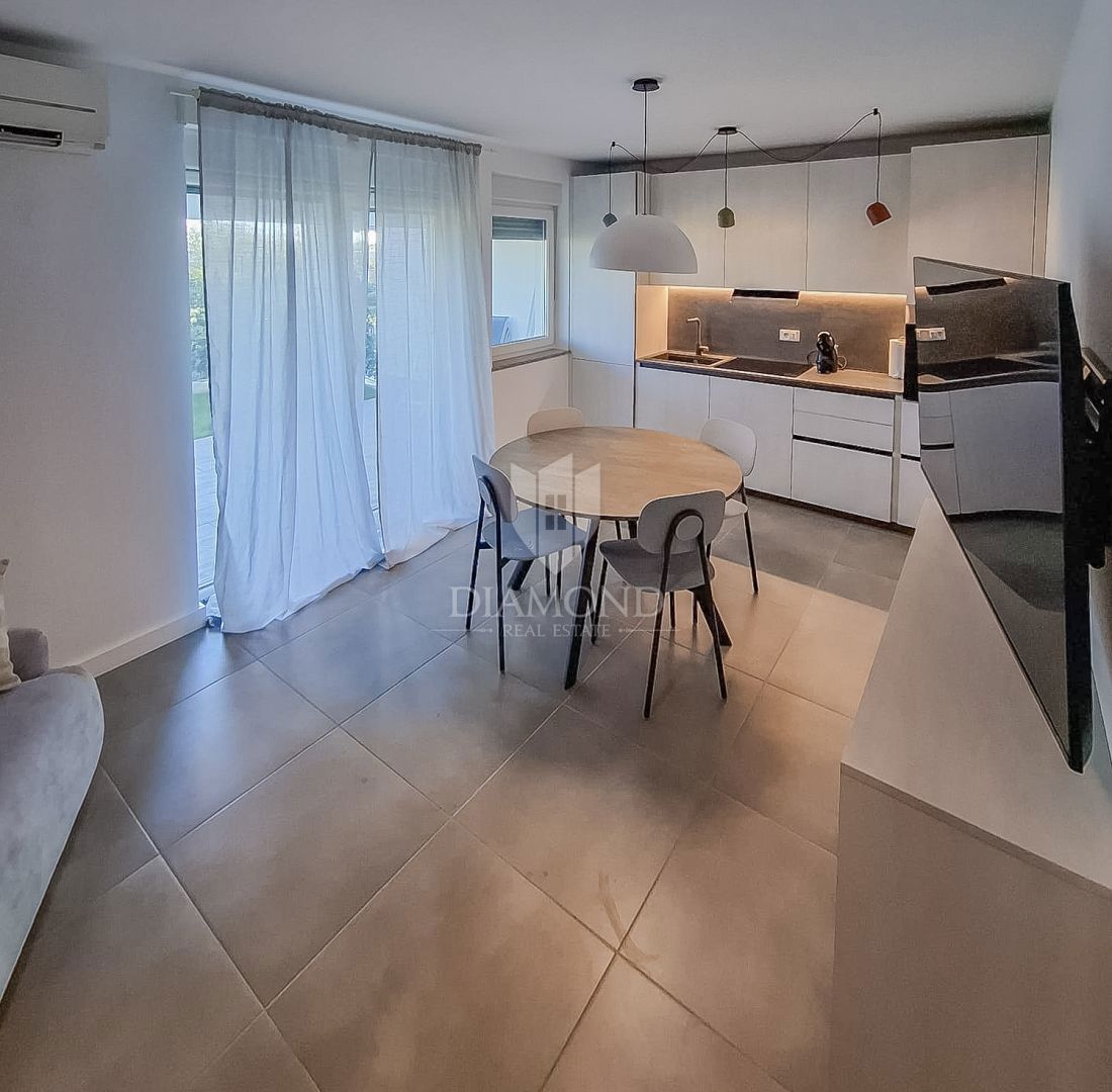 Priložnost! Novigrad, stanovanje v pritličju z vrtom, 1. vrsta do morja!