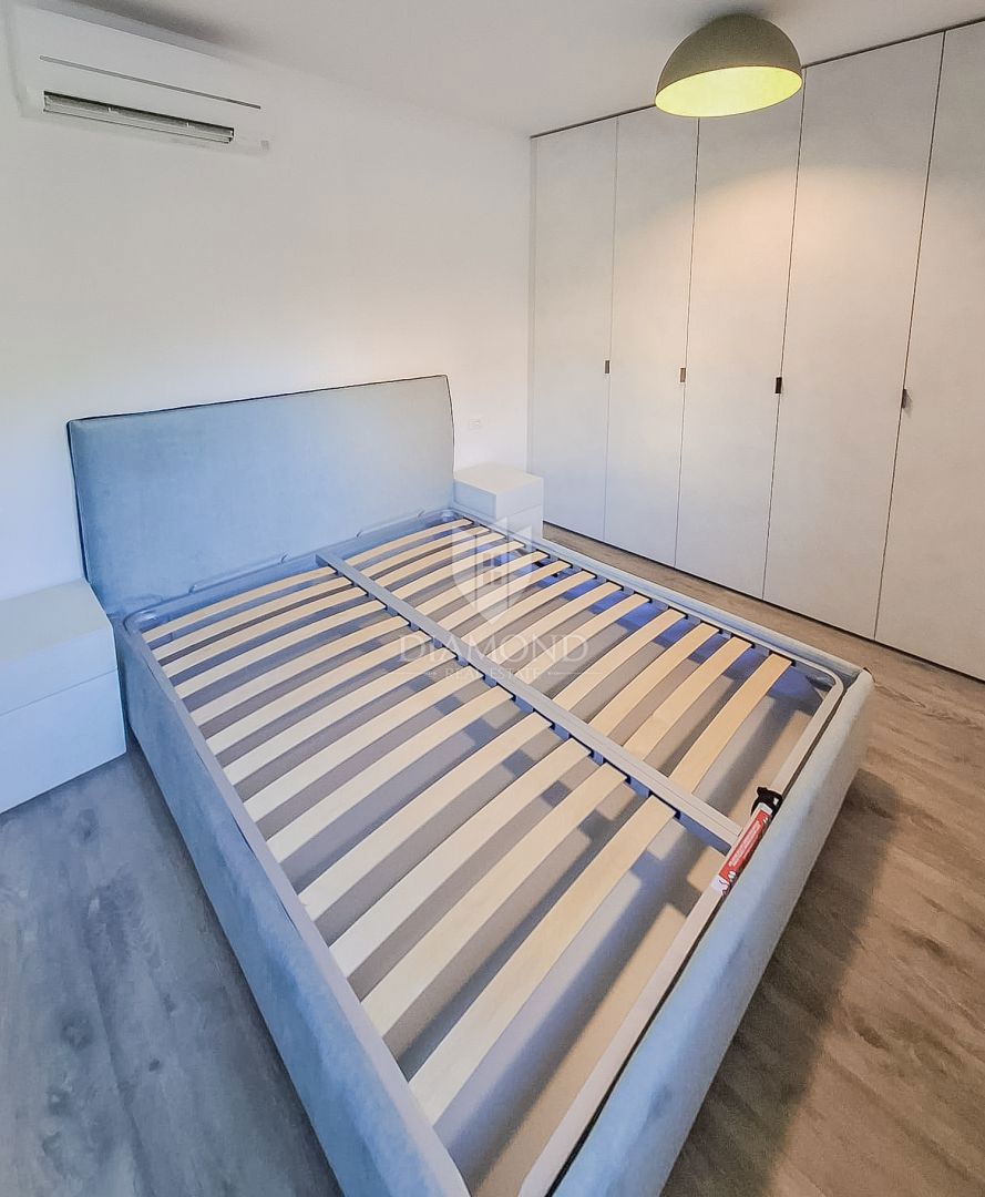 Priložnost! Novigrad, stanovanje v pritličju z vrtom, 1. vrsta do morja!