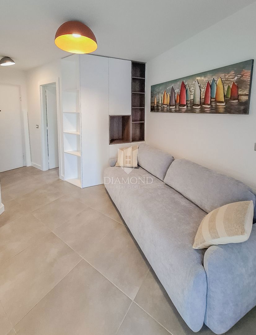 Priložnost! Novigrad, stanovanje v pritličju z vrtom, 1. vrsta do morja!