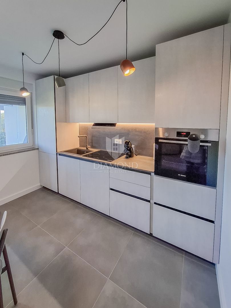 Priložnost! Novigrad, stanovanje v pritličju z vrtom, 1. vrsta do morja!