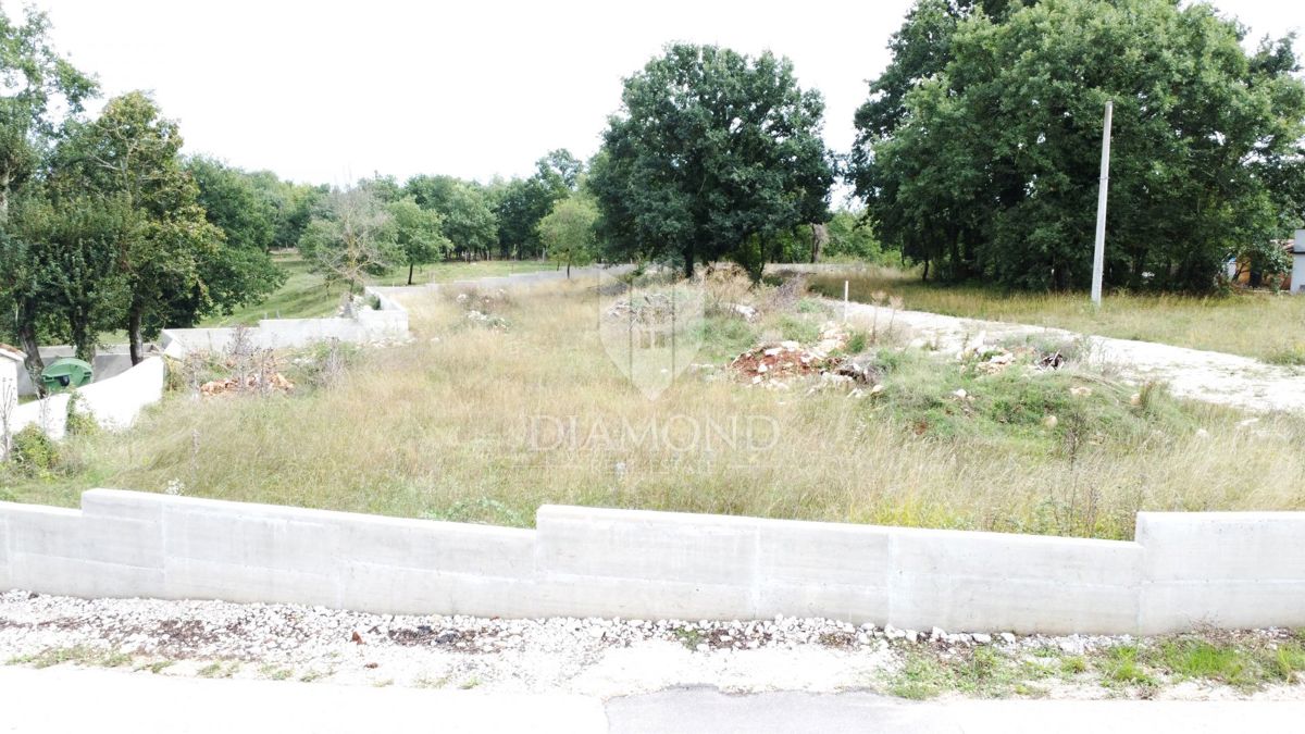 Sv. Lovreč – zemljišče 841 m² z dovoljenjem