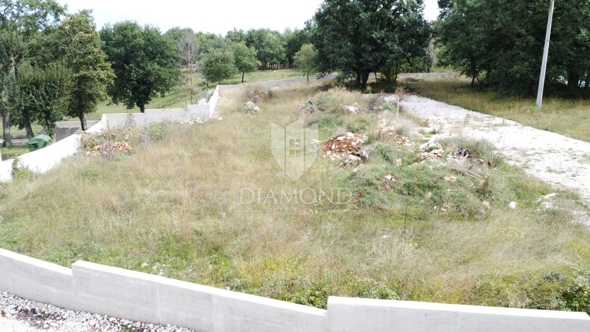 Sv. Lovreč – zemljišče 841 m² z dovoljenjem