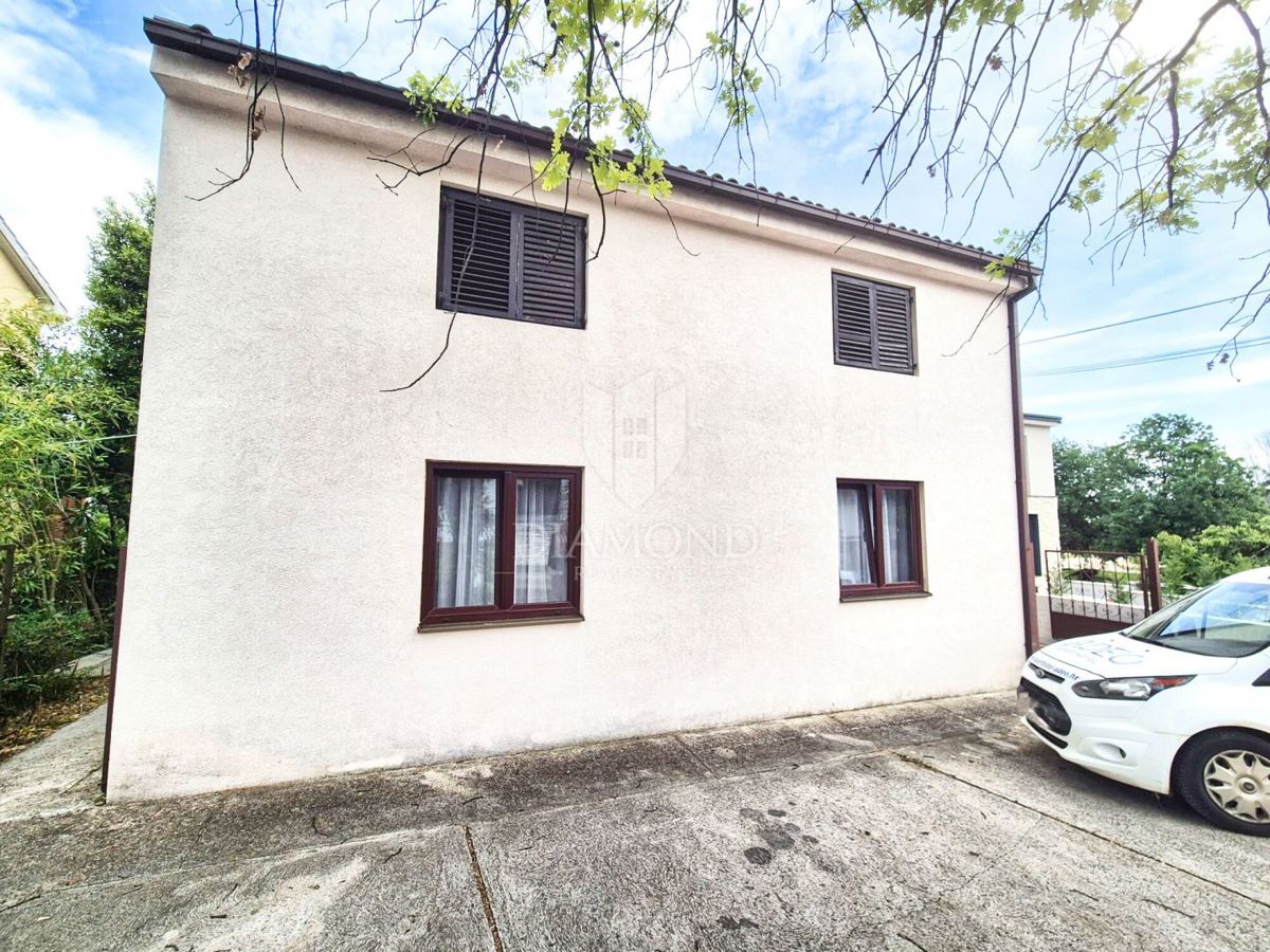 Poreč, okolica, odlična hiša s 4 apartmaji, 700 m od morja