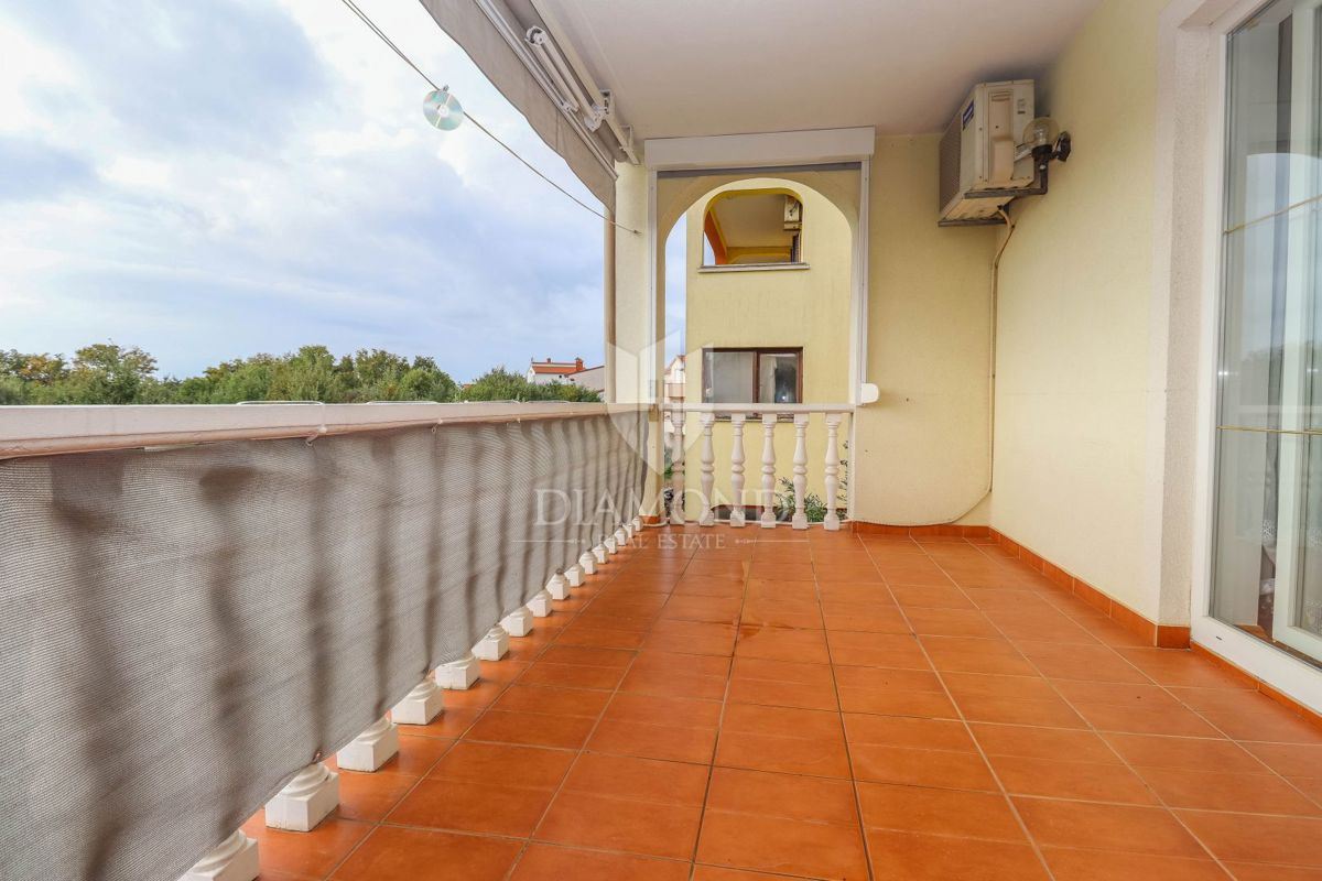 Pulj, Veli Vrh – Prostorna hiša z več stanovanjskimi enotami, garažo in lepim dvoriščem!