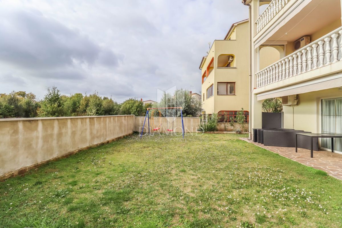 Pulj, Veli Vrh – Prostorna hiša z več stanovanjskimi enotami, garažo in lepim dvoriščem!