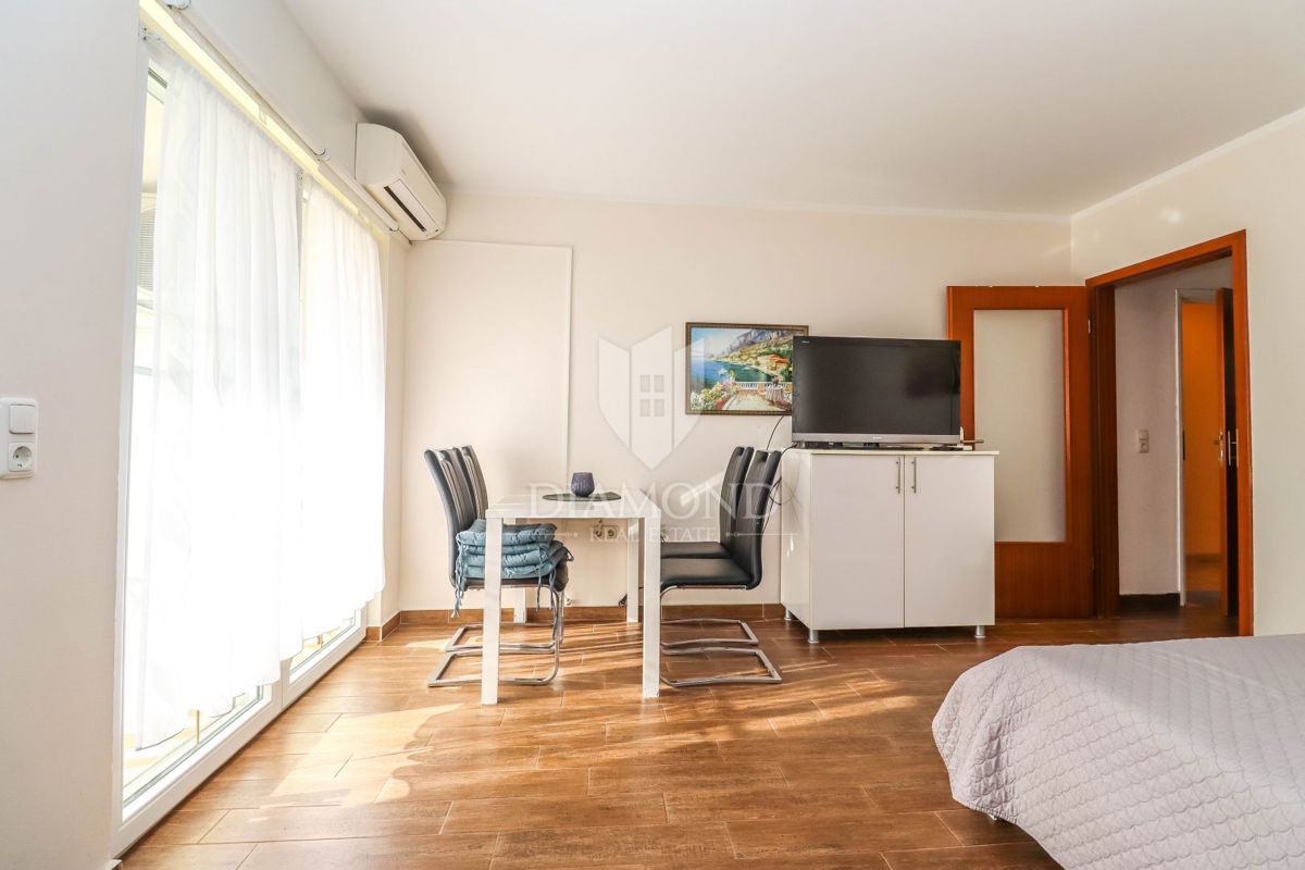 Pulj, Veli Vrh – Prostorna hiša z več stanovanjskimi enotami, garažo in lepim dvoriščem!