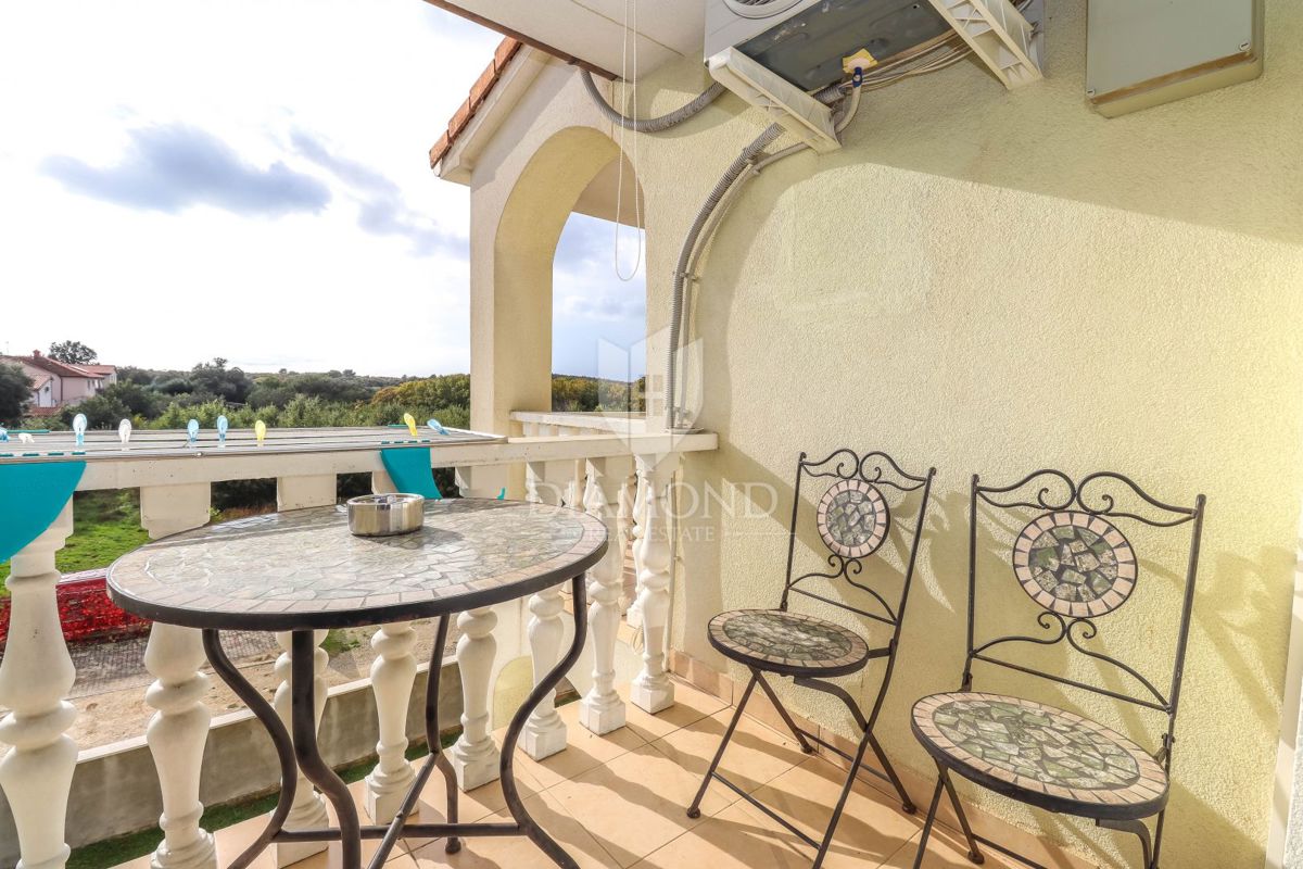 Pulj, Veli Vrh – Prostorna hiša z več stanovanjskimi enotami, garažo in lepim dvoriščem!