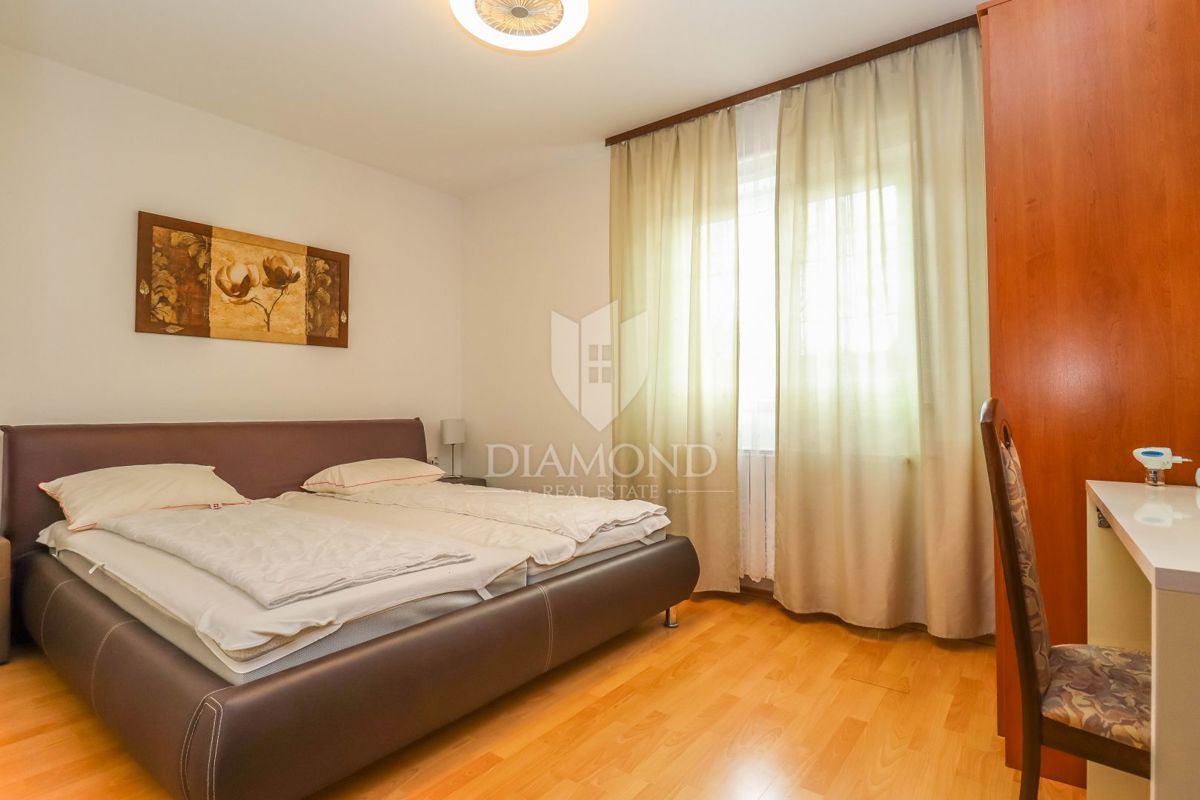 Pulj, Veli Vrh – Prostorna hiša z več stanovanjskimi enotami, garažo in lepim dvoriščem!