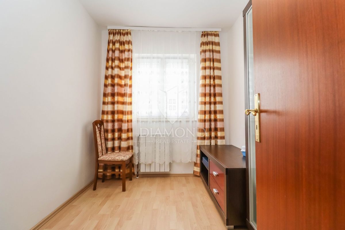 Pulj, Veli Vrh – Prostorna hiša z več stanovanjskimi enotami, garažo in lepim dvoriščem!