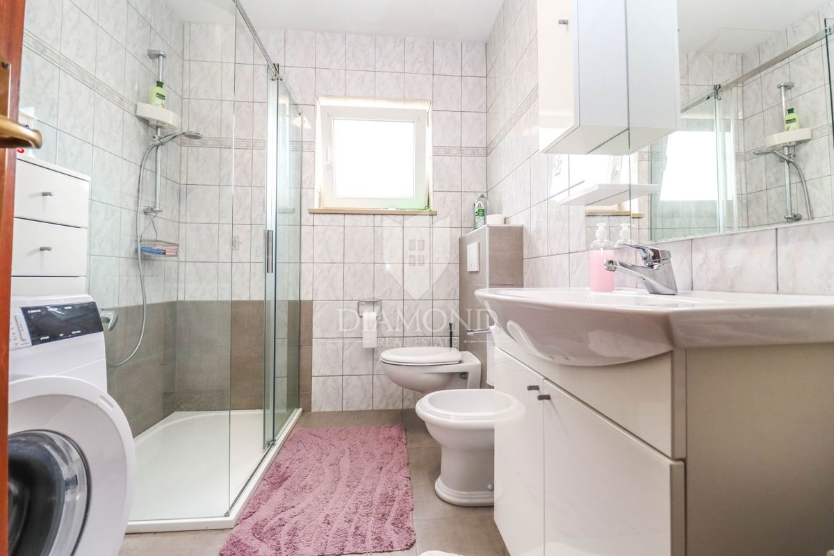 Pulj, Veli Vrh – Prostorna hiša z več stanovanjskimi enotami, garažo in lepim dvoriščem!