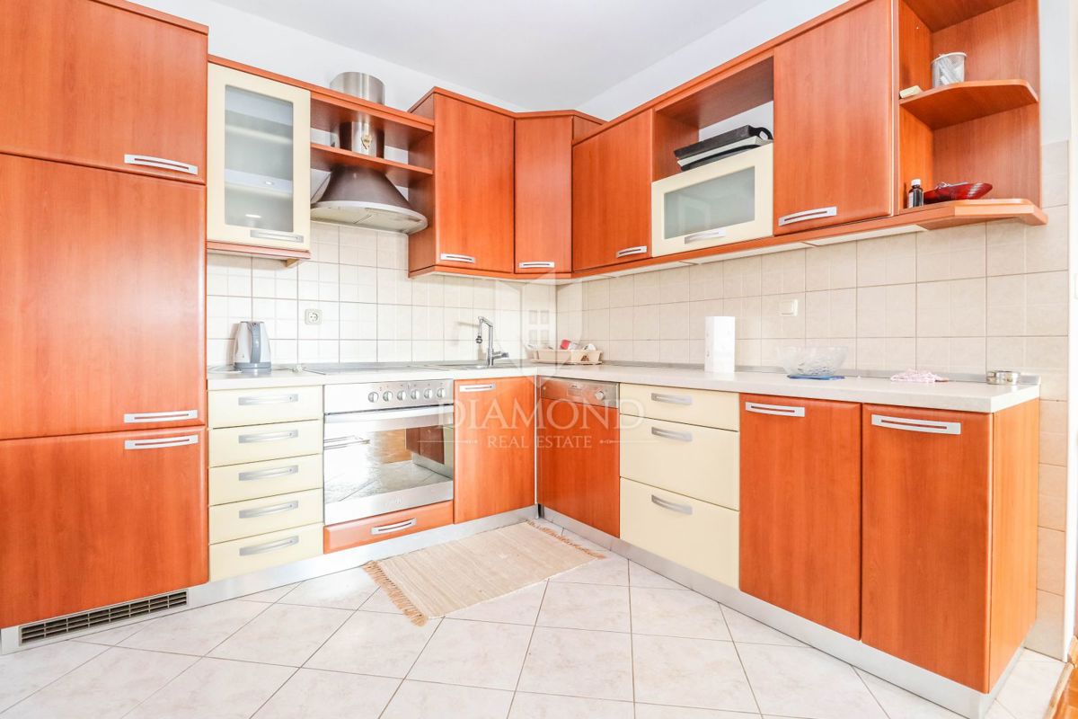 Pulj, Veli Vrh – Prostorna hiša z več stanovanjskimi enotami, garažo in lepim dvoriščem!