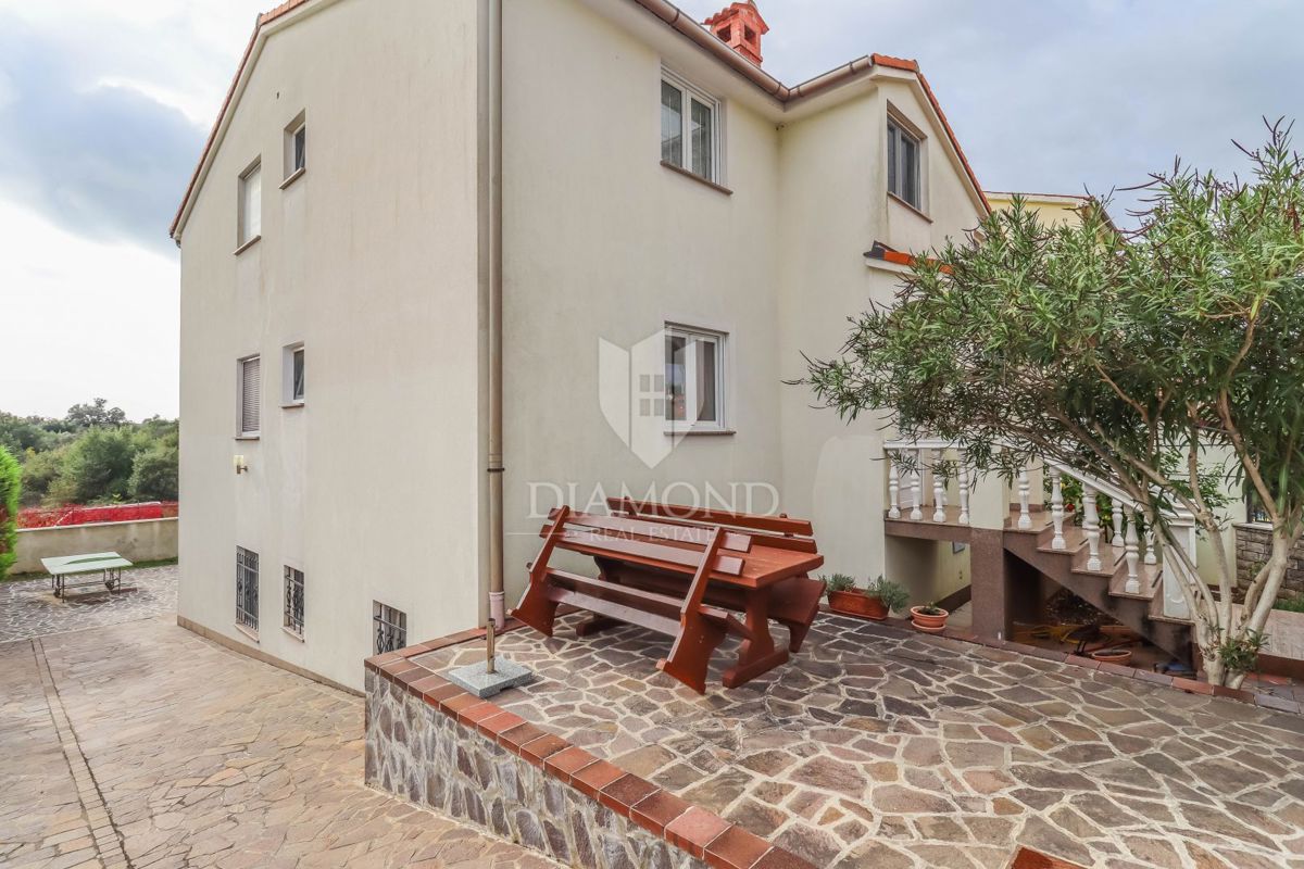 Pulj, Veli Vrh – Prostorna hiša z več stanovanjskimi enotami, garažo in lepim dvoriščem!