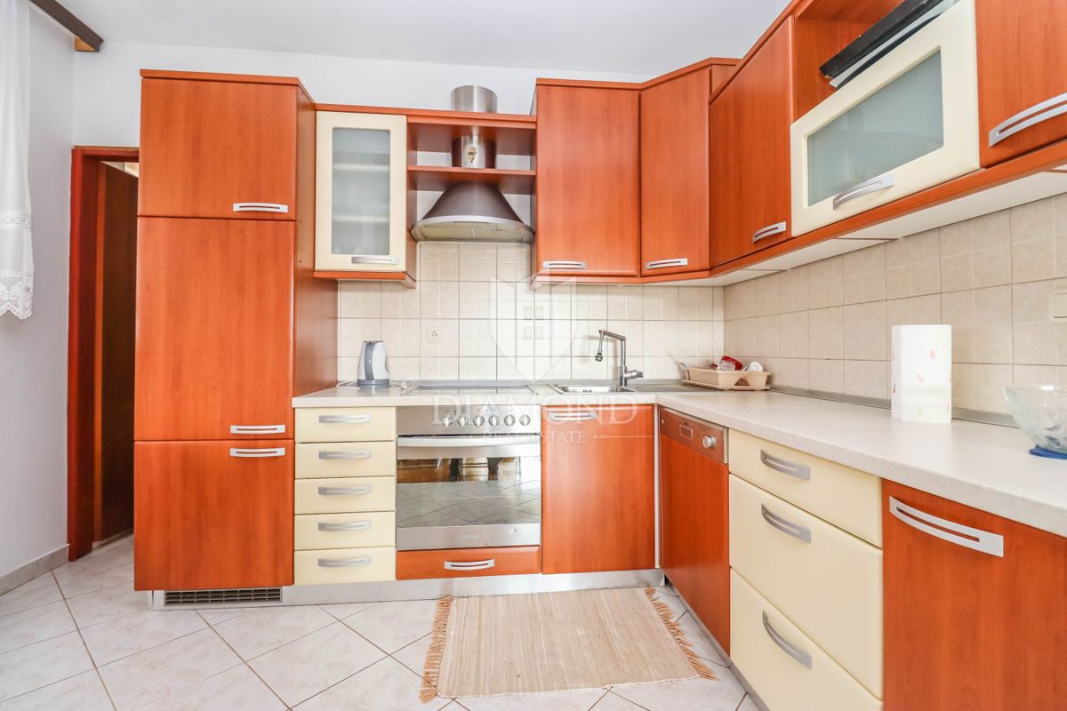 Pulj, Veli Vrh – Prostorna hiša z več stanovanjskimi enotami, garažo in lepim dvoriščem!