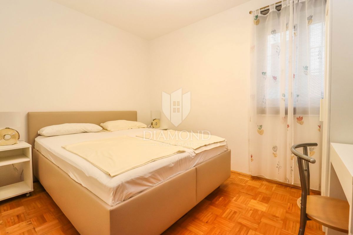 Pulj, Veli Vrh – Prostorna hiša z več stanovanjskimi enotami, garažo in lepim dvoriščem!