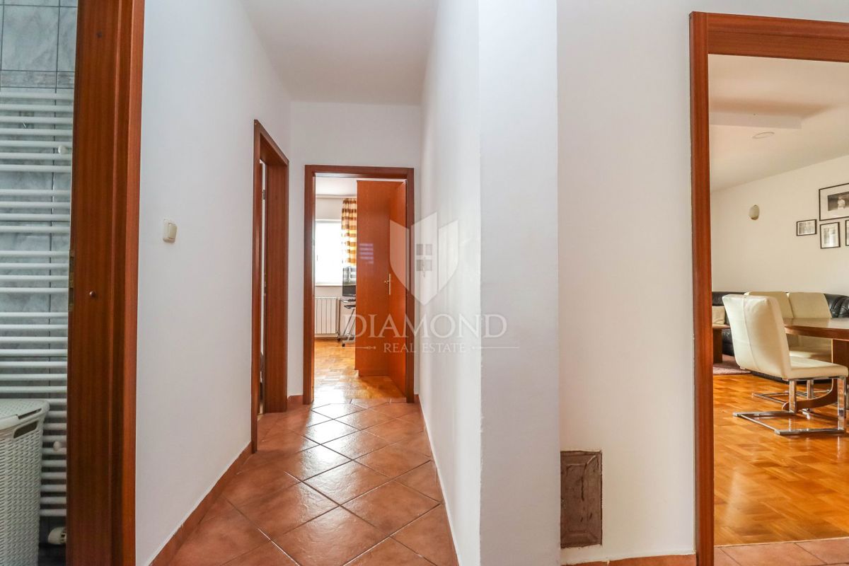 Pulj, Veli Vrh – Prostorna hiša z več stanovanjskimi enotami, garažo in lepim dvoriščem!