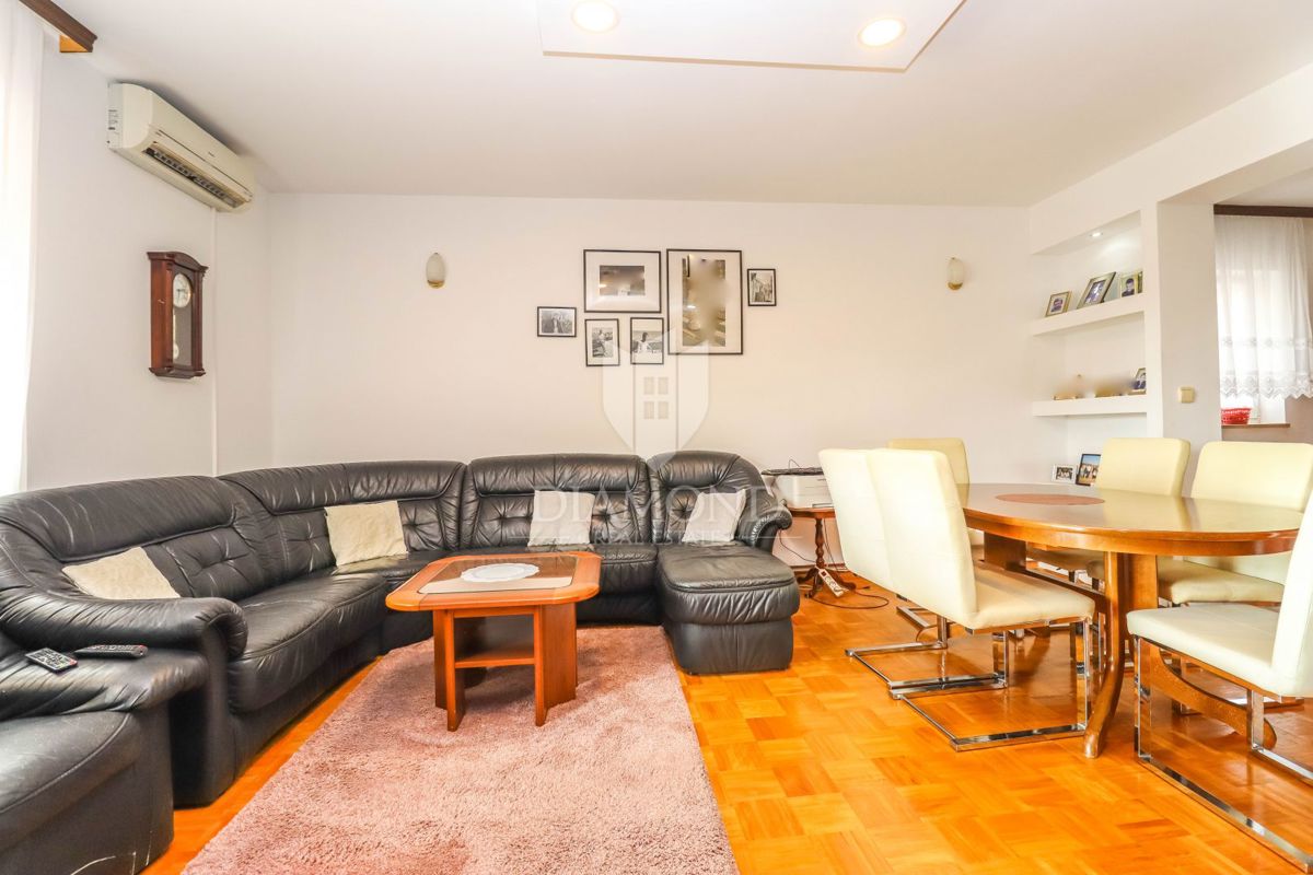 Pulj, Veli Vrh – Prostorna hiša z več stanovanjskimi enotami, garažo in lepim dvoriščem!