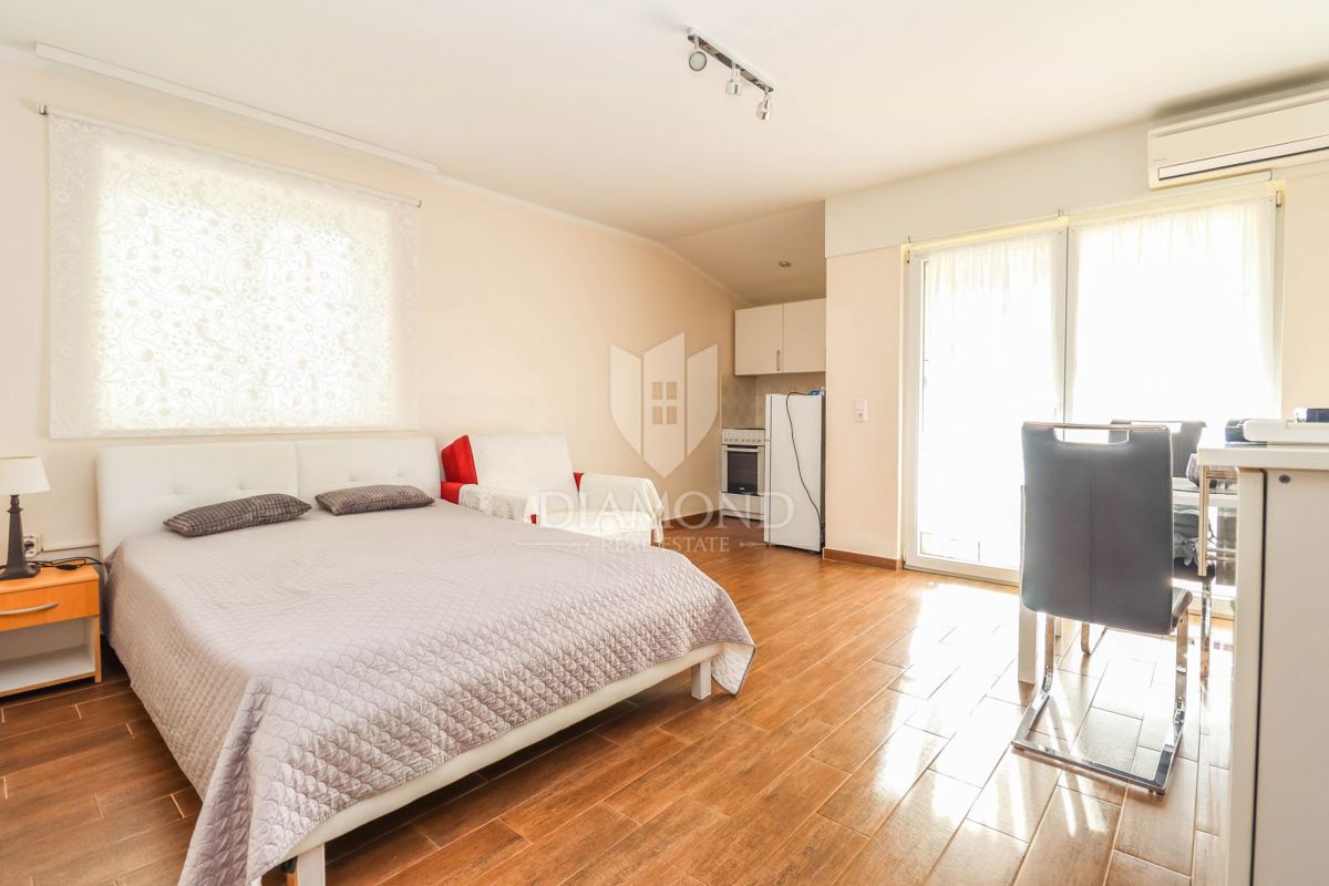 Pulj, Veli Vrh – Prostorna hiša z več stanovanjskimi enotami, garažo in lepim dvoriščem!