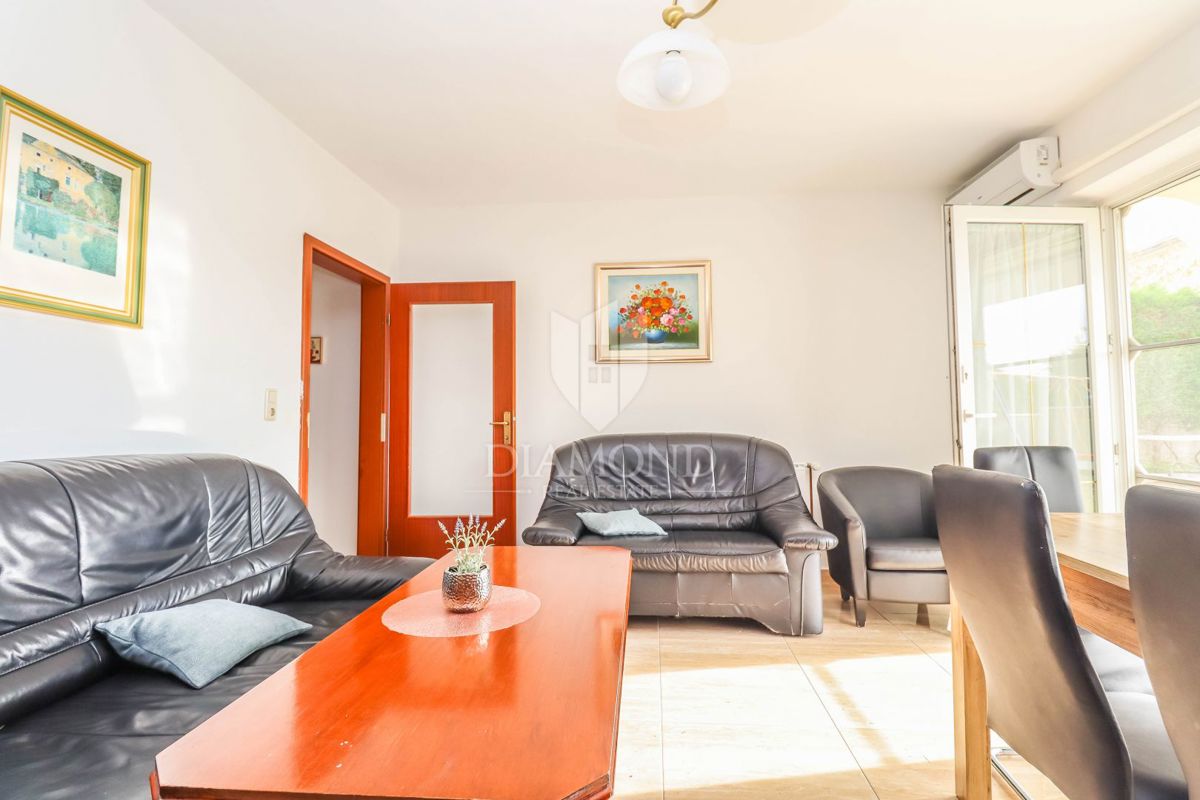 Pulj, Veli Vrh – Prostorna hiša z več stanovanjskimi enotami, garažo in lepim dvoriščem!