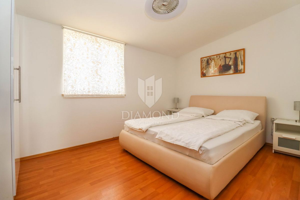 Pulj, Veli Vrh – Prostorna hiša z več stanovanjskimi enotami, garažo in lepim dvoriščem!