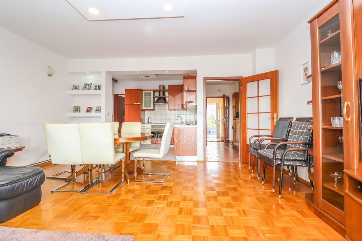 Pulj, Veli Vrh – Prostorna hiša z več stanovanjskimi enotami, garažo in lepim dvoriščem!