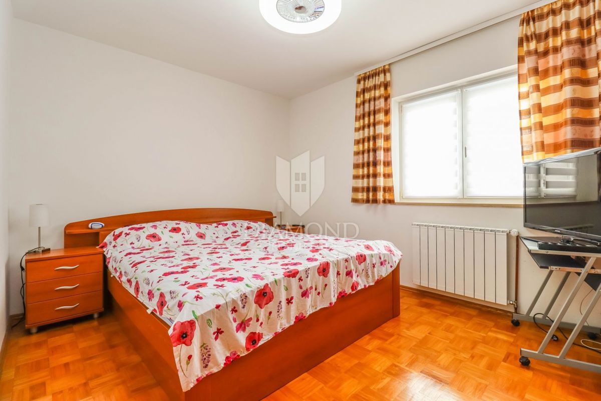 Pulj, Veli Vrh – Prostorna hiša z več stanovanjskimi enotami, garažo in lepim dvoriščem!