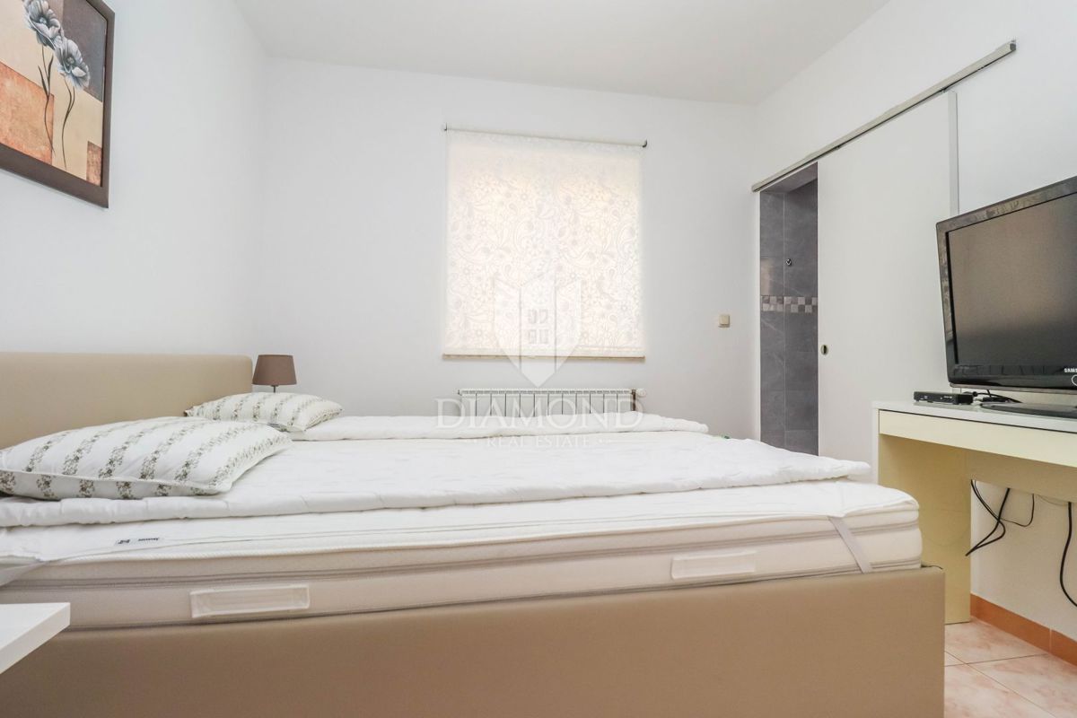 Pulj, Veli Vrh – Prostorna hiša z več stanovanjskimi enotami, garažo in lepim dvoriščem!