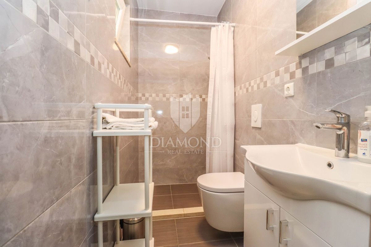 Pulj, Veli Vrh – Prostorna hiša z več stanovanjskimi enotami, garažo in lepim dvoriščem!