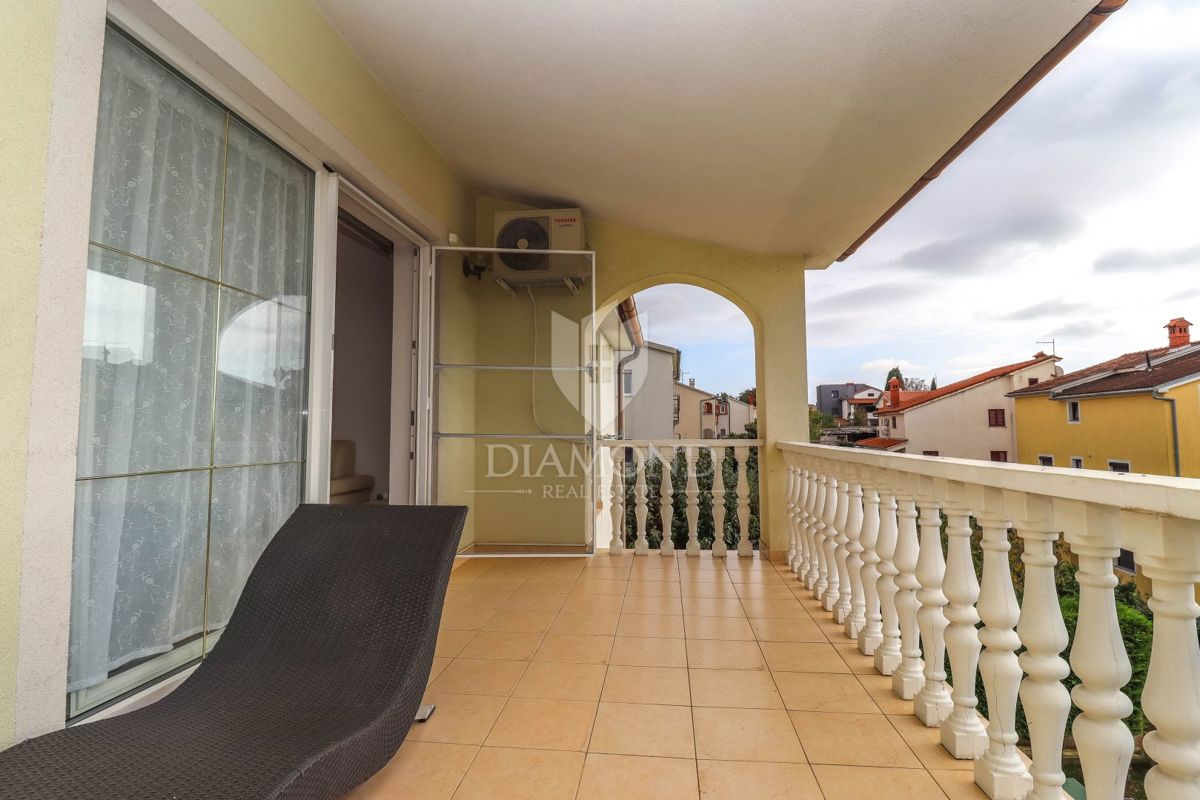 Pulj, Veli Vrh – Prostorna hiša z več stanovanjskimi enotami, garažo in lepim dvoriščem!