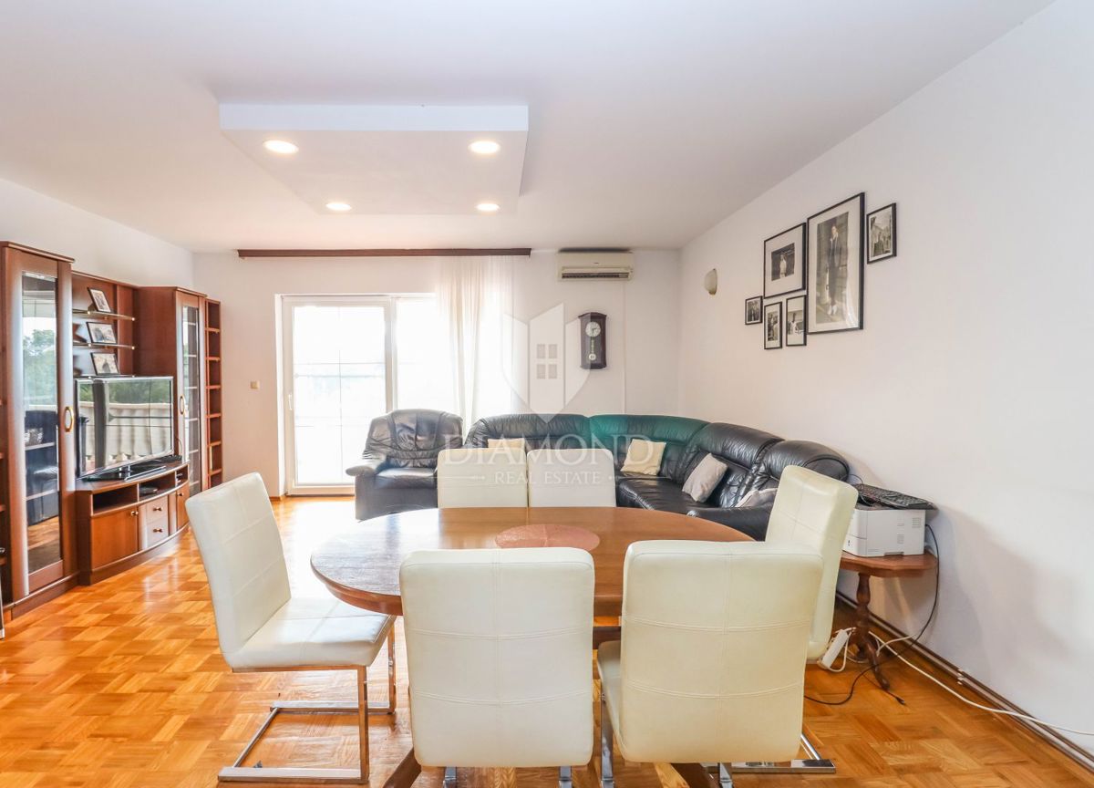 Pulj, Veli Vrh – Prostorna hiša z več stanovanjskimi enotami, garažo in lepim dvoriščem!