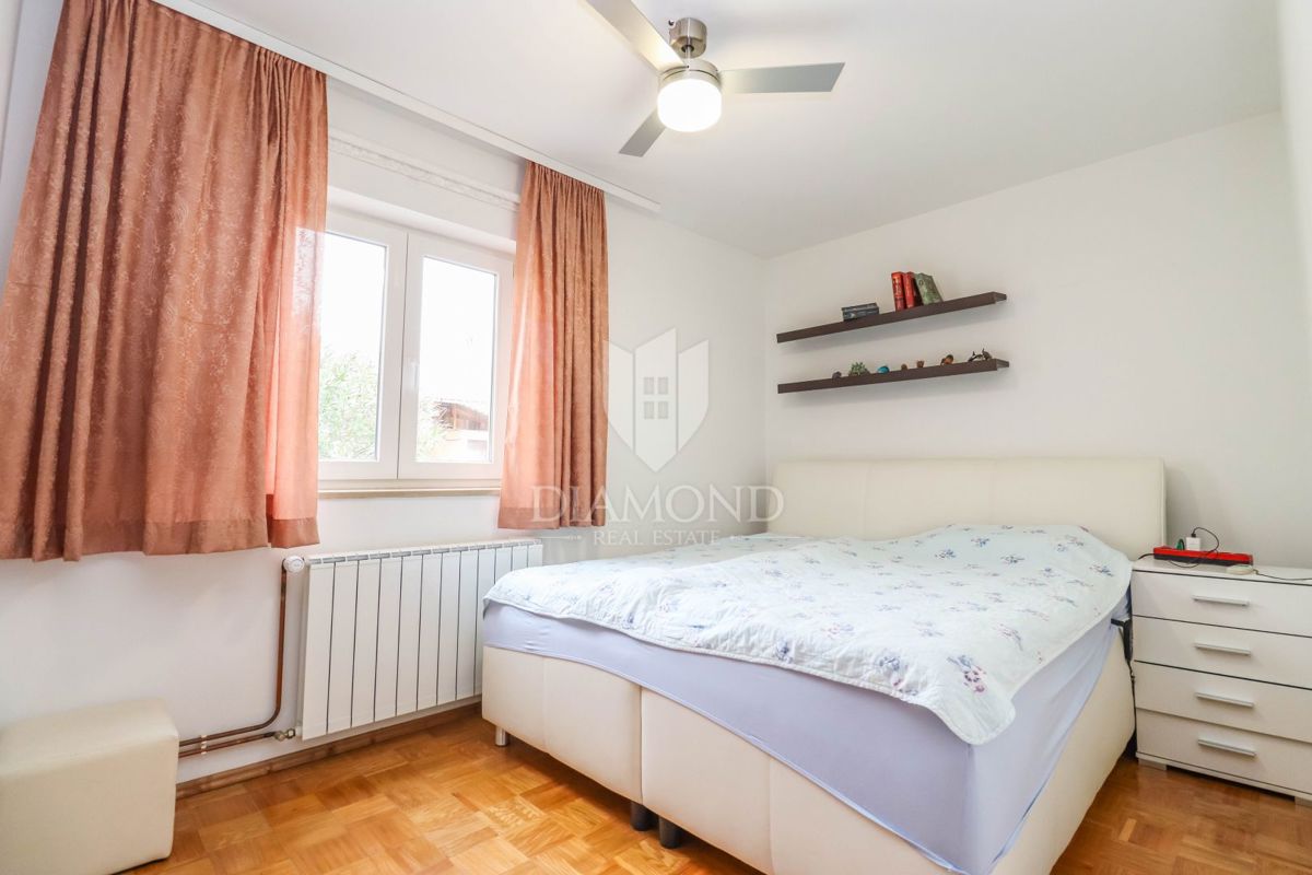 Pulj, Veli Vrh – Prostorna hiša z več stanovanjskimi enotami, garažo in lepim dvoriščem!