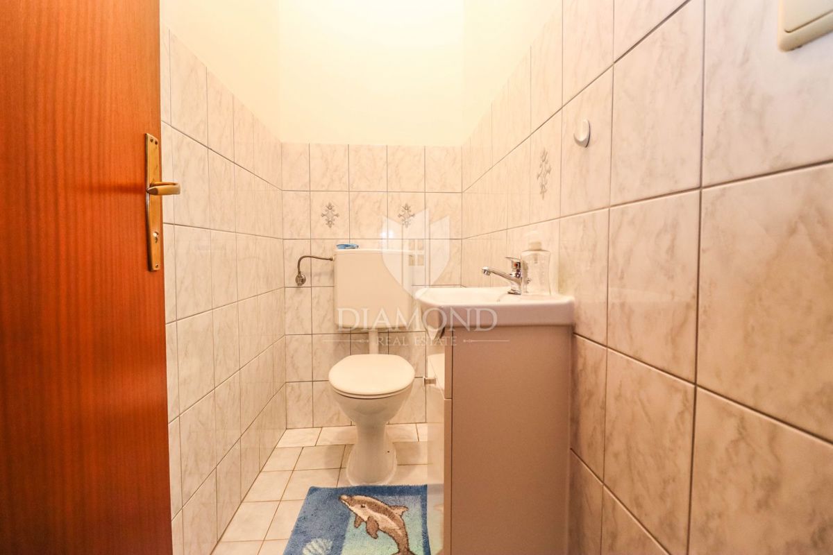 Pulj, Veli Vrh – Prostorna hiša z več stanovanjskimi enotami, garažo in lepim dvoriščem!