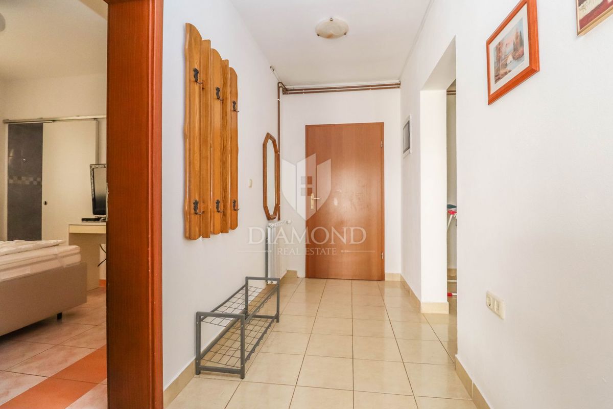 Pulj, Veli Vrh – Prostorna hiša z več stanovanjskimi enotami, garažo in lepim dvoriščem!