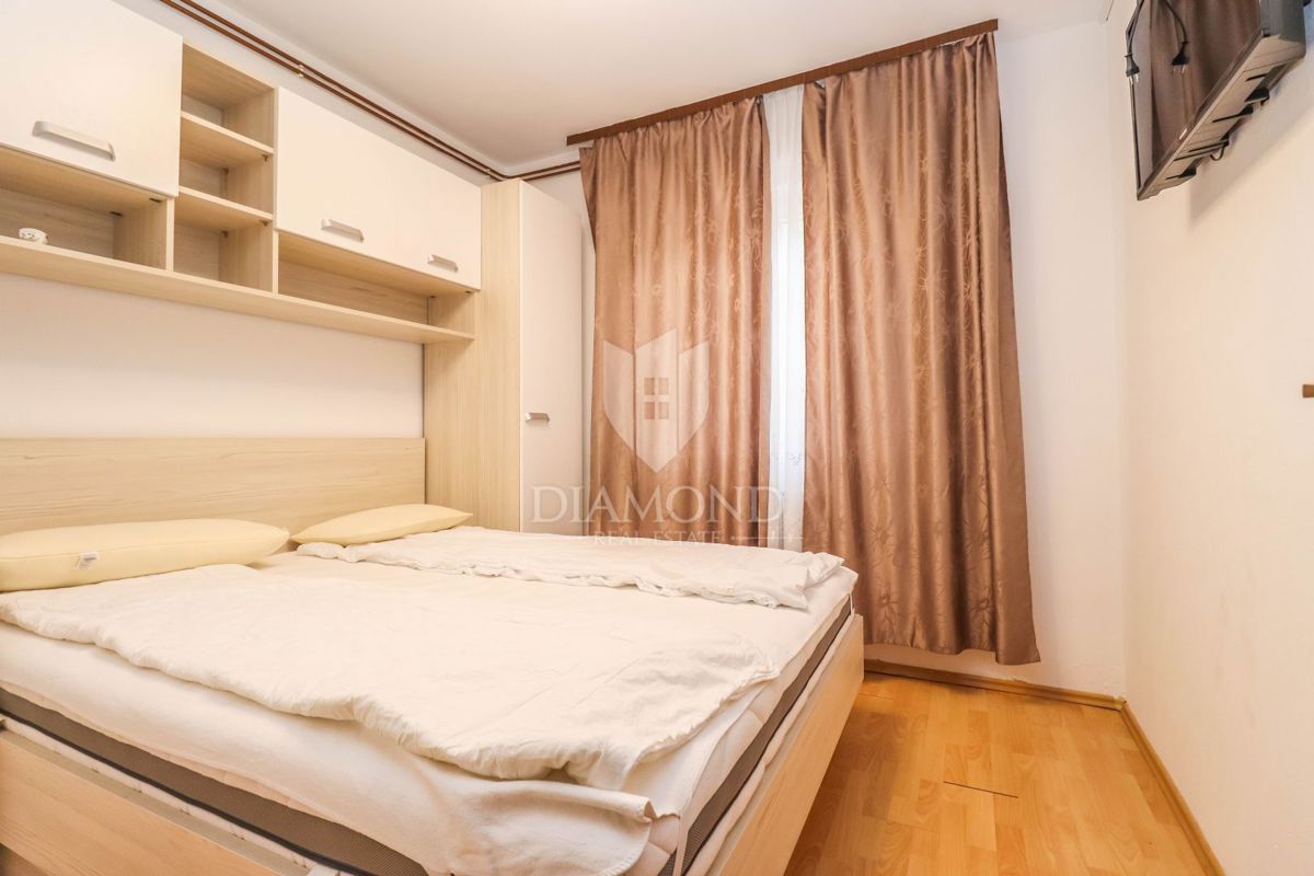 Pulj, Veli Vrh – Prostorna hiša z več stanovanjskimi enotami, garažo in lepim dvoriščem!