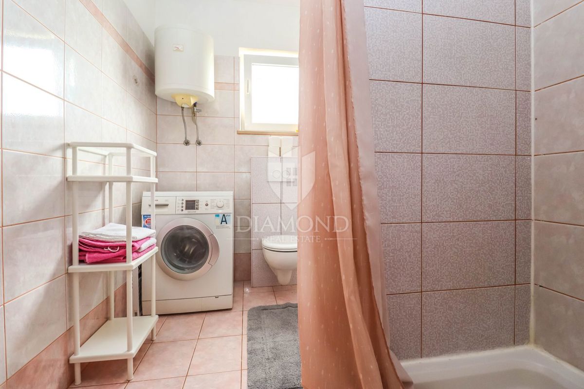 Pulj, Veli Vrh – Prostorna hiša z več stanovanjskimi enotami, garažo in lepim dvoriščem!