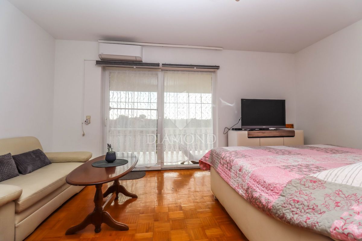 Pulj, Veli Vrh – Prostorna hiša z več stanovanjskimi enotami, garažo in lepim dvoriščem!