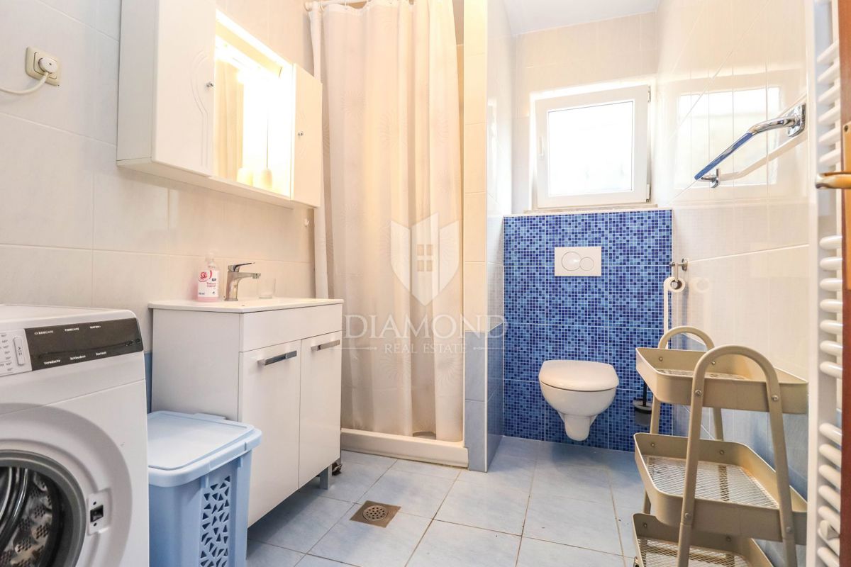 Pulj, Veli Vrh – Prostorna hiša z več stanovanjskimi enotami, garažo in lepim dvoriščem!