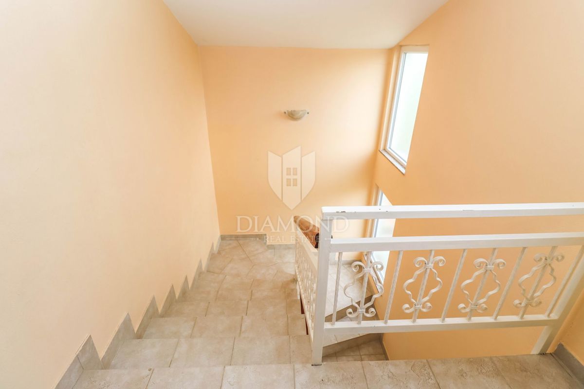 Pulj, Veli Vrh – Prostorna hiša z več stanovanjskimi enotami, garažo in lepim dvoriščem!