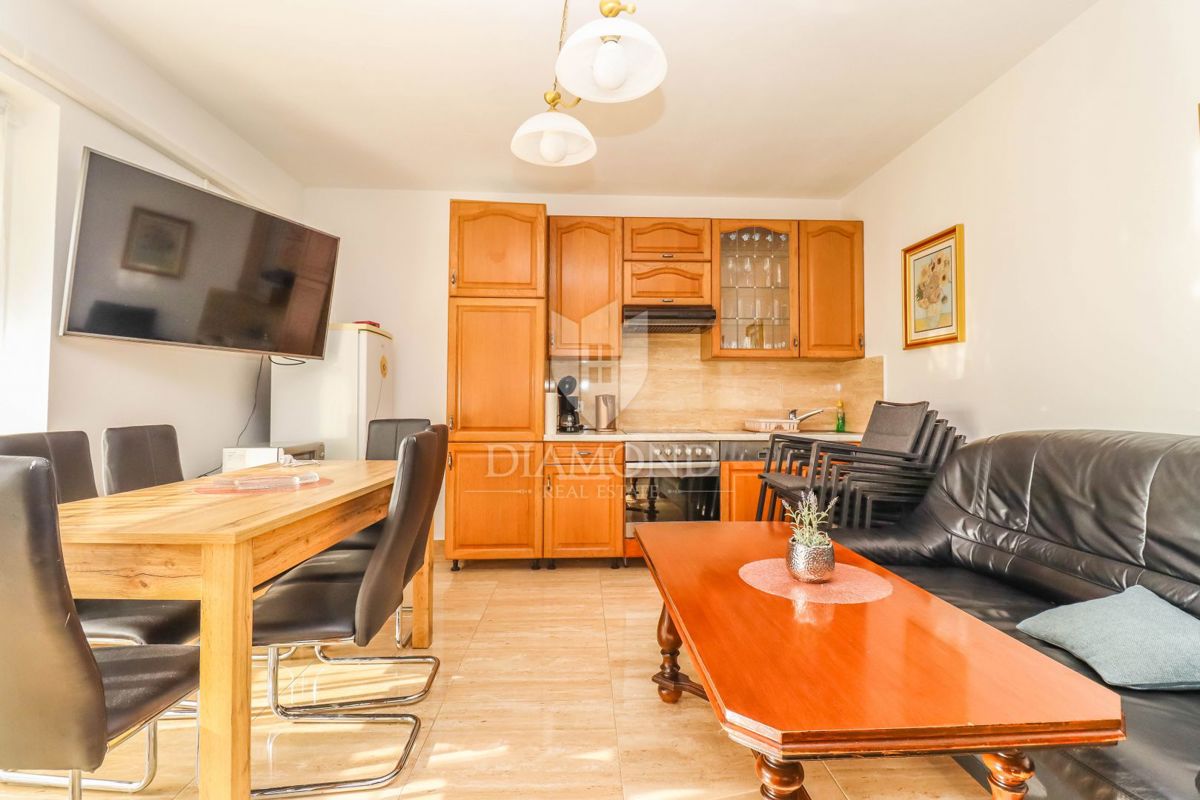 Pulj, Veli Vrh – Prostorna hiša z več stanovanjskimi enotami, garažo in lepim dvoriščem!