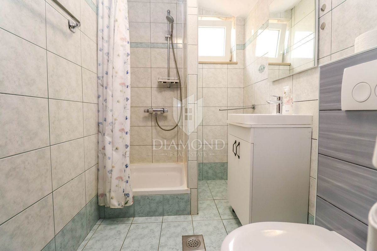 Pulj, Veli Vrh – Prostorna hiša z več stanovanjskimi enotami, garažo in lepim dvoriščem!