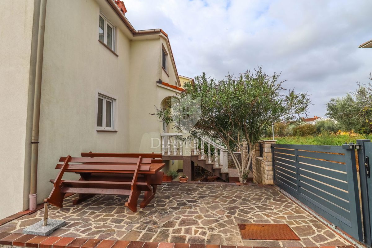 Pulj, Veli Vrh – Prostorna hiša z več stanovanjskimi enotami, garažo in lepim dvoriščem!