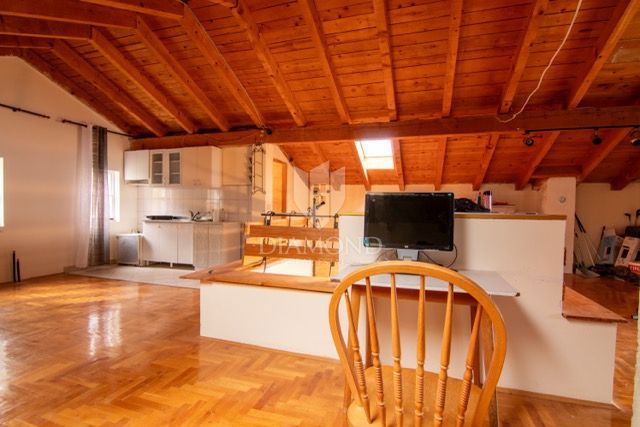 MATULJI, hiša s čudovitim pogledom na morje, tri stanovanjske enote