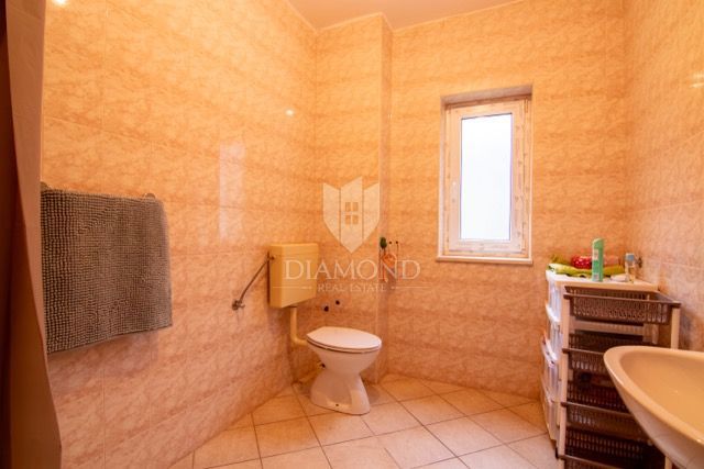 MATULJI, hiša s čudovitim pogledom na morje, tri stanovanjske enote