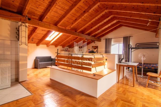 MATULJI, hiša s čudovitim pogledom na morje, tri stanovanjske enote