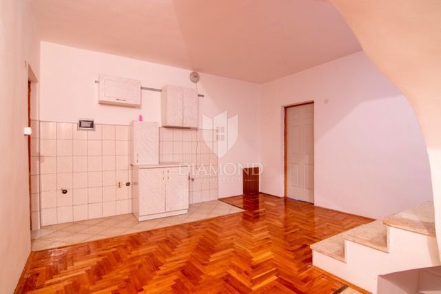 MATULJI, hiša s čudovitim pogledom na morje, tri stanovanjske enote